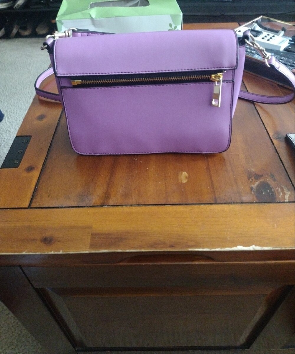 Stylish Lavender Crossbody Bag with Interchangeable Snake-Print Flap - Picture 3 of 6
